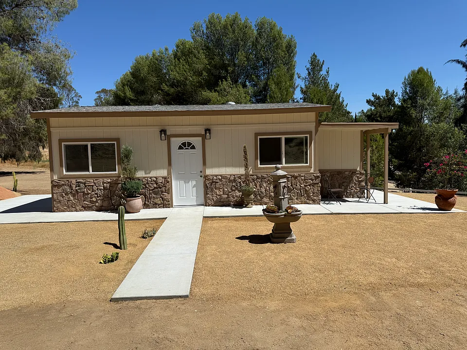 41960 Avenida De Anita