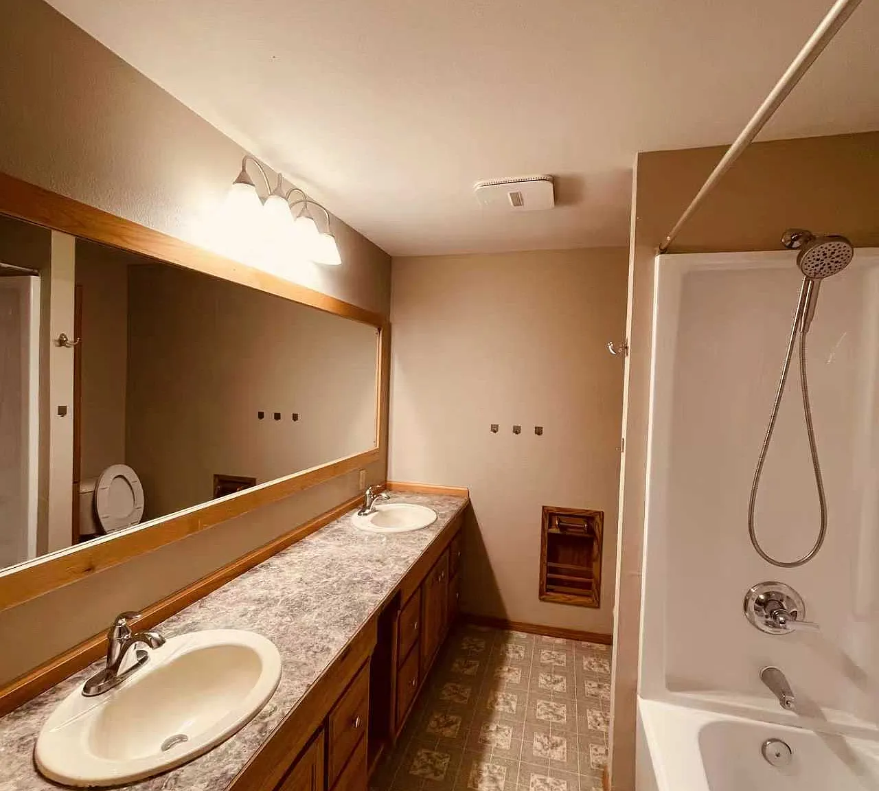 4 bed, 3570 sqft, $4,590 — Photo 2
