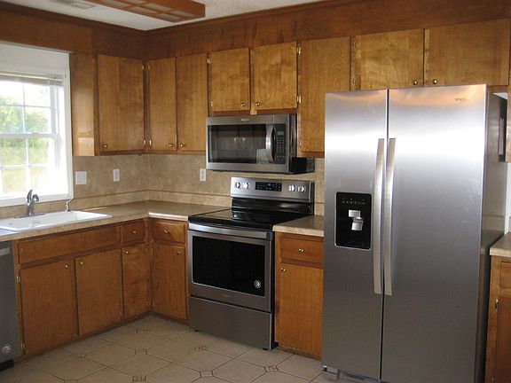 KITCHEN WITH STAINLESS APPLIANCES