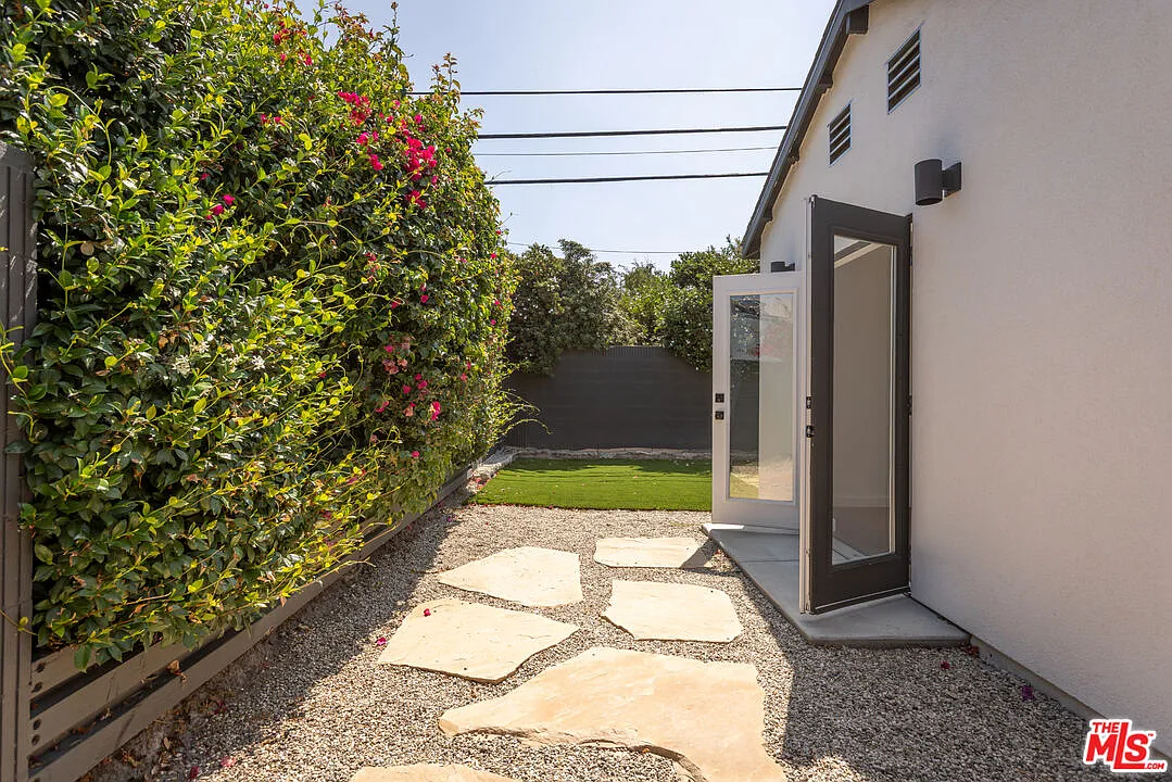 2 bed, 1.0 bath, 650 sqft, $3,488 — Photo 2