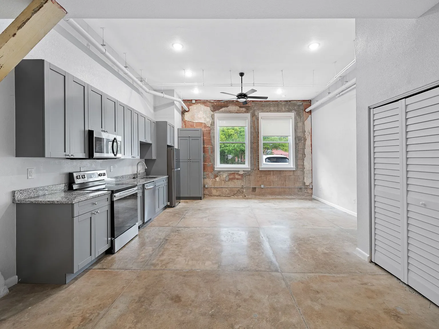 Modern, Industrial Flats in Tampa Heights — Photo 4