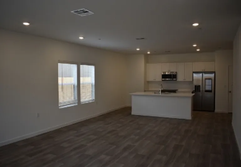4486 N San Clemente Ave — Photo 10