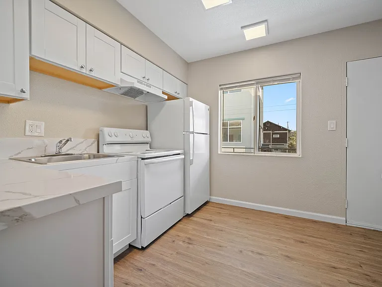 228 Stewart — Photo 4