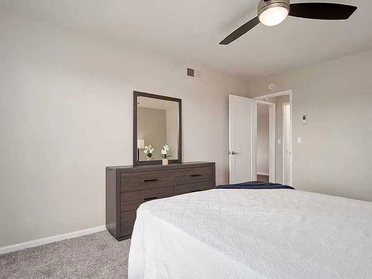 Los Robles Apartments — Photo 49