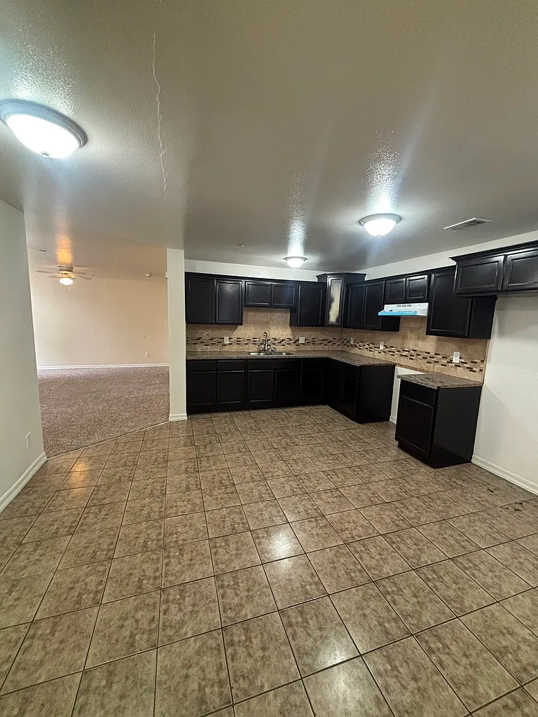 4 bed, 1593 sqft, $3,650 — Photo 2