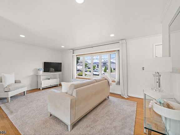 4th image of 99 Normandy Rd