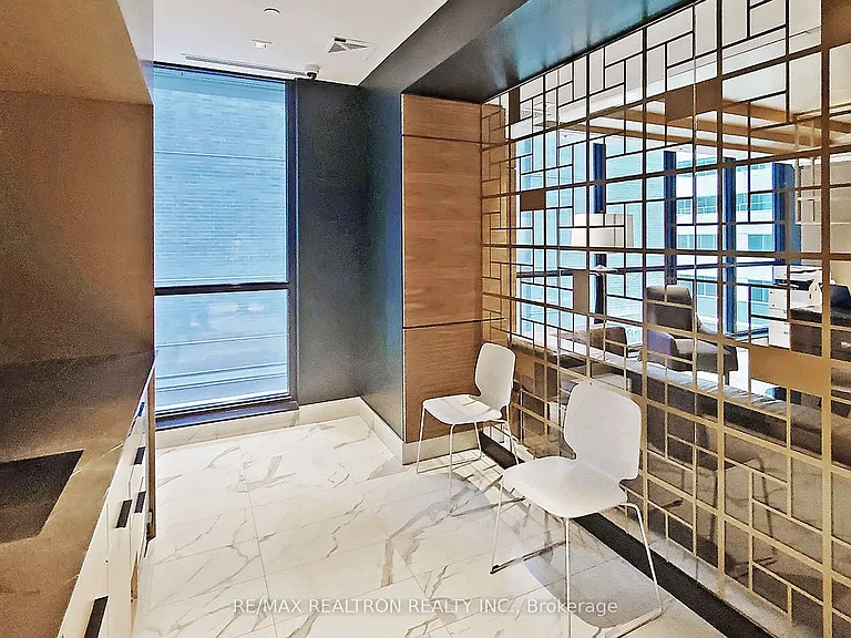 327 King St W #4105 — Photo 38