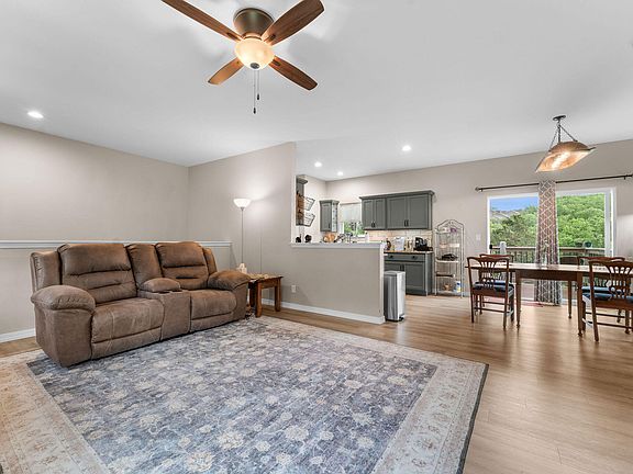 4th image of 127 Rock Ridge Rd