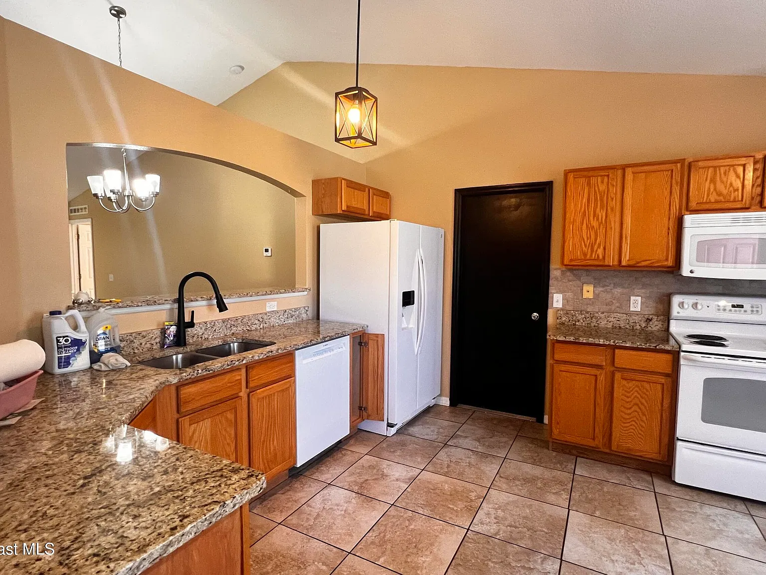 3 bed, 2.0 bath, 1398 sqft, $1,800 — Photo 4