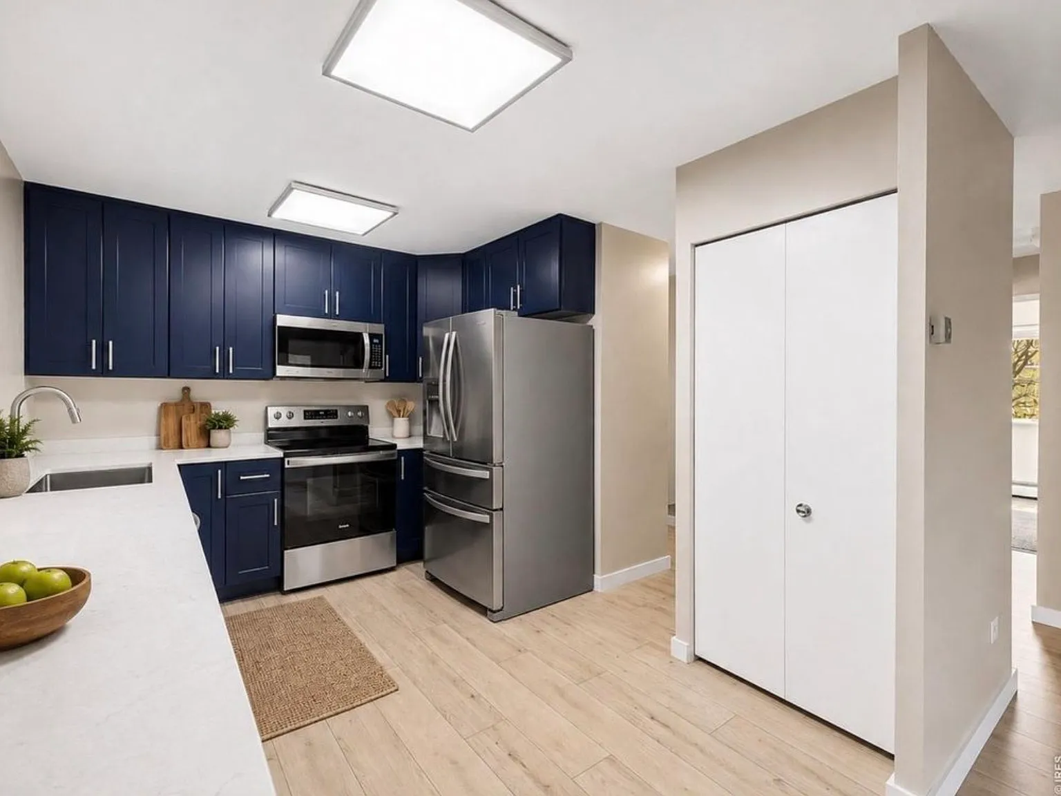 605 S Alton Way — Photo 2