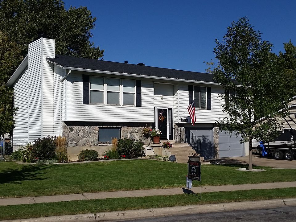 Well kept yard, 2 car garage