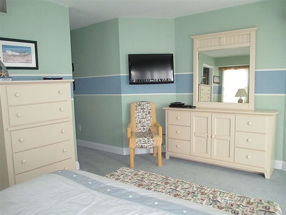 3rd image of 383 47th Pl Unit East