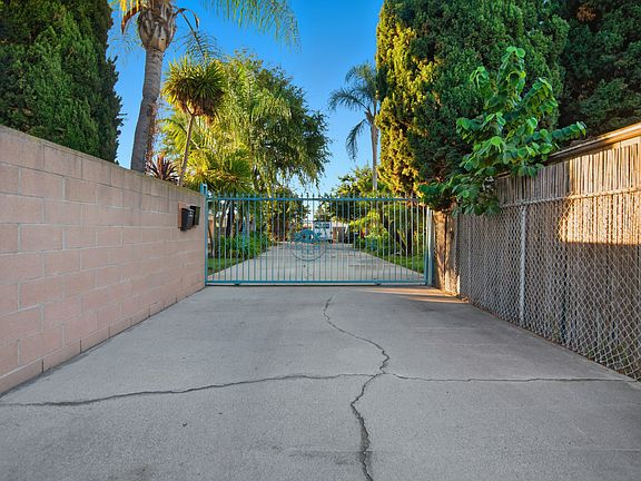 4th image of 11296 Lampson Ave