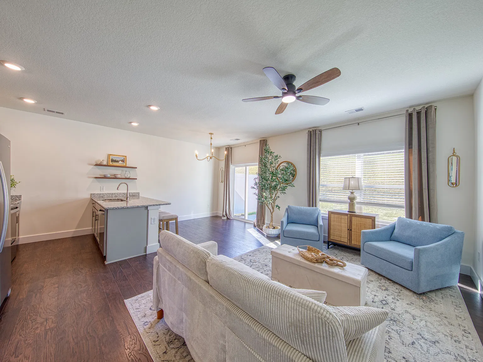 3 bed, 1381 sqft, $1,950 — Photo 2