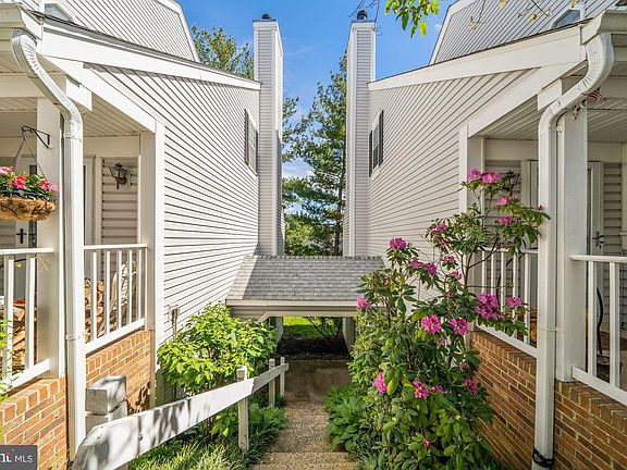 3rd image of 2911H S Woodley St #8