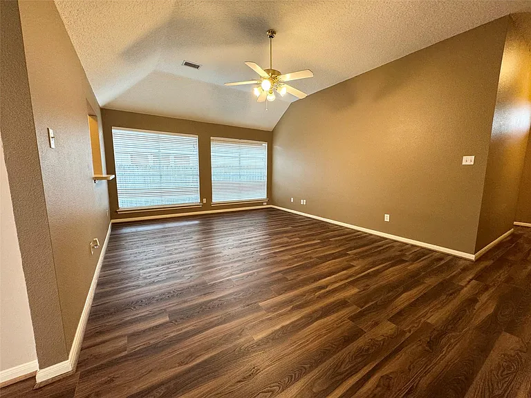 4006 Hunnington Dr — Photo 6
