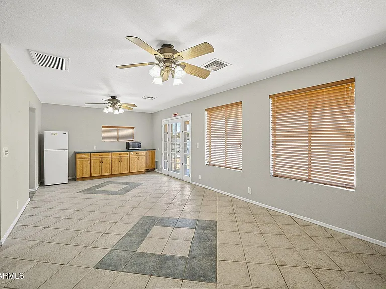 1137 E Bishop Dr — Photo 12