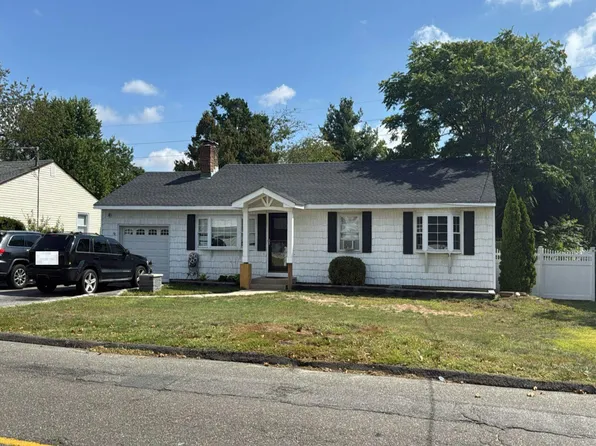 10 Verleye Ave, East Northport, NY 11731