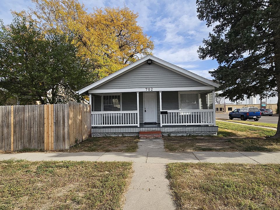 Big covered front porch 23'x 7'