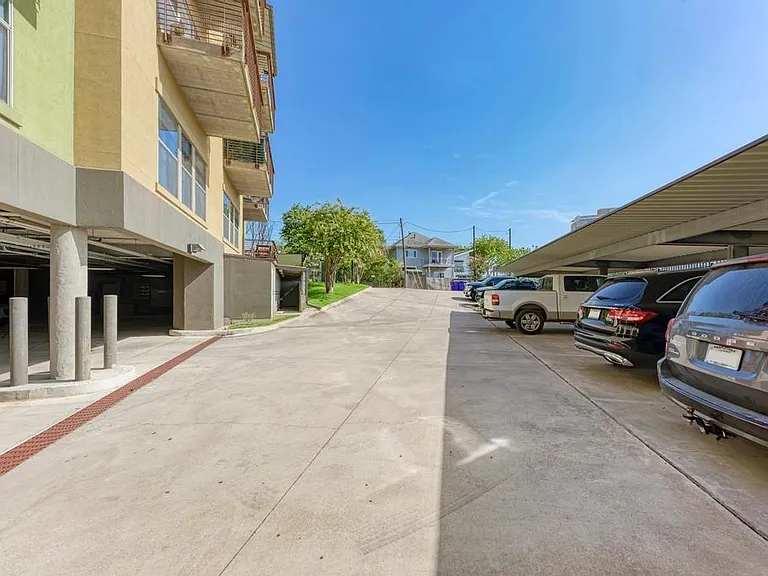 807 E 14th St #305 — Photo 37