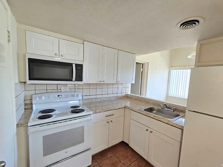 6637 E Cheery Lynn Rd #A — Photo 14