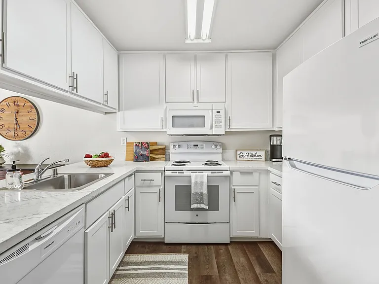 Aspen Village Apartments — Photo 12