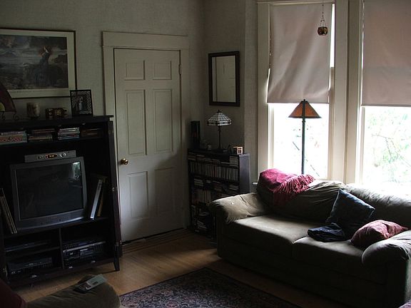 3rd image of 805 W Crockett St