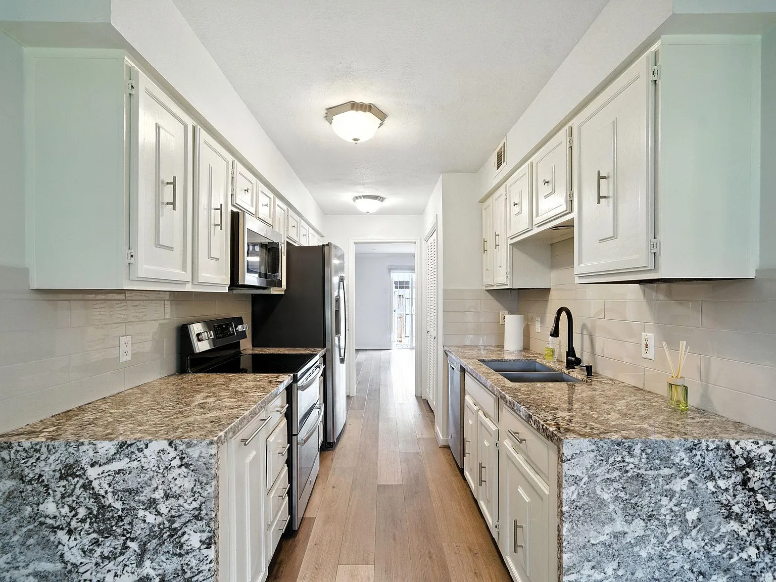 2 bed, 2.5 bath, 1416 sqft, $2,000 — Photo 1