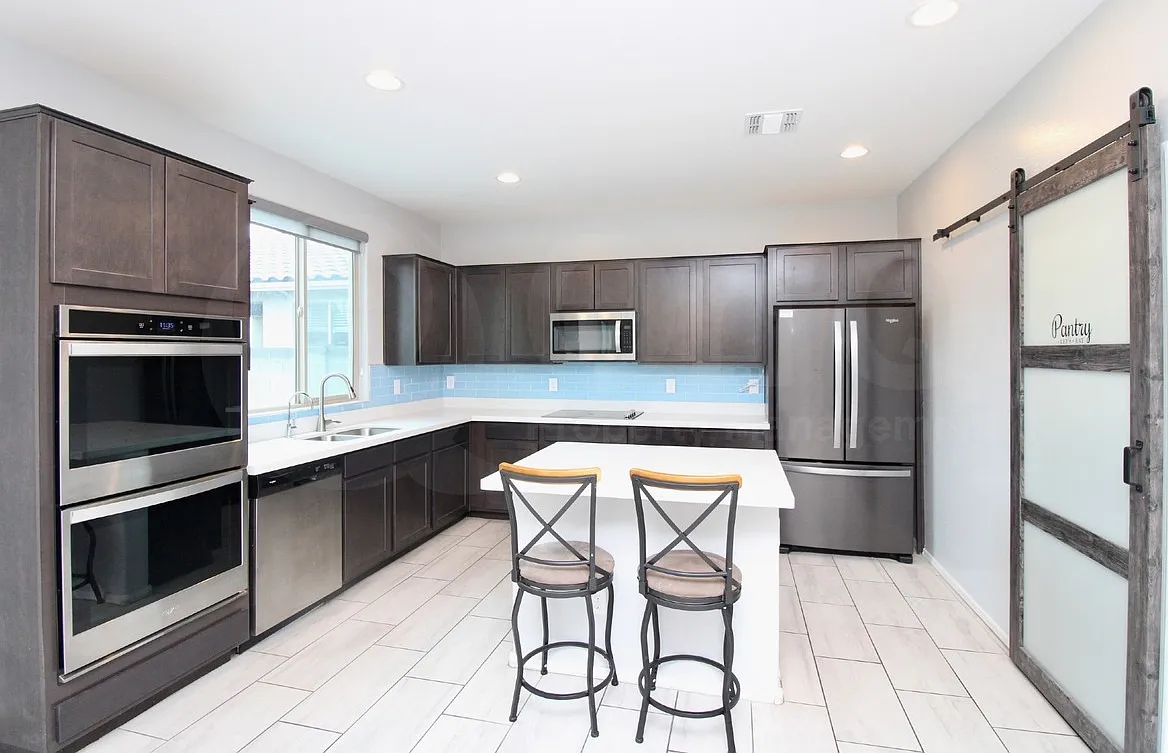 5 bed, 3.0 bath, 1986 sqft, $2,750 — Photo 4