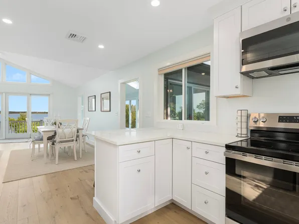 117 Indian Ave, Portsmouth, RI 02871
