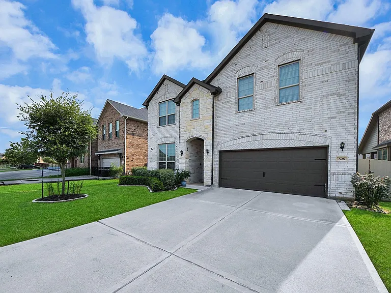 606 Round Lake Dr — Photo 33