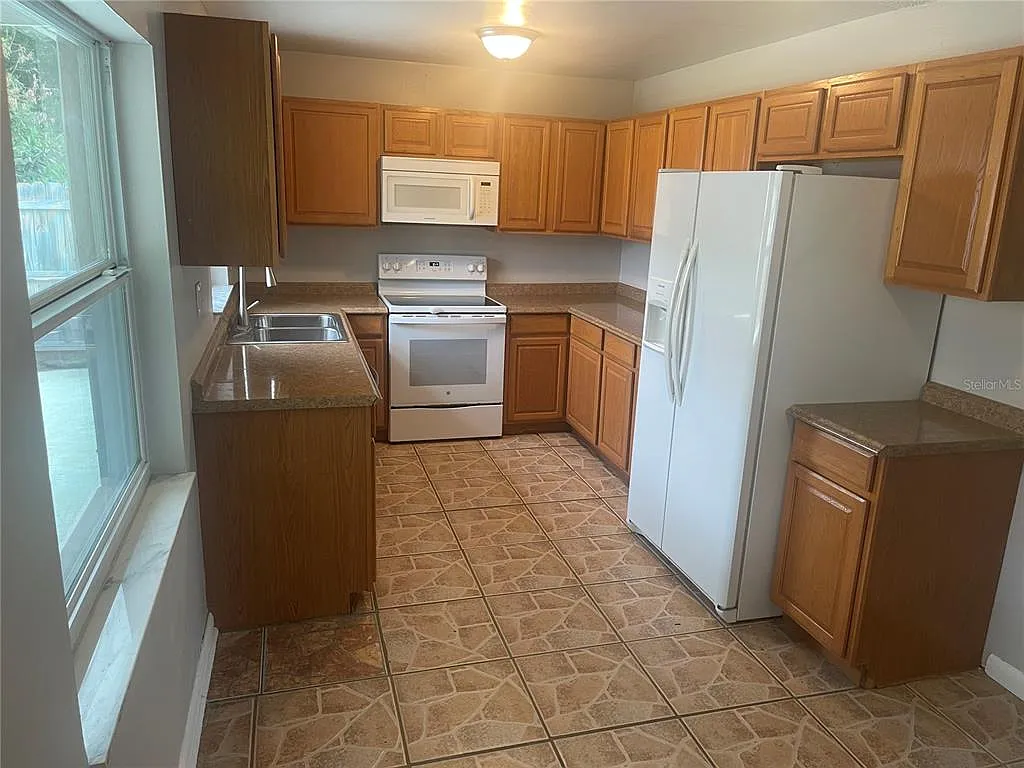 4 bed, 2.0 bath, 1642 sqft, $2,500 — Photo 2