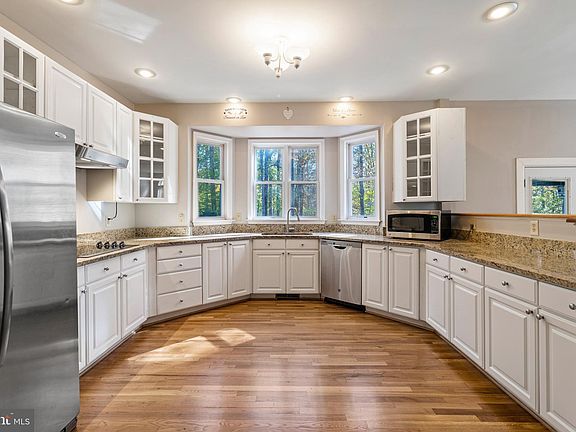 5th image of 60 Bayberry Ln