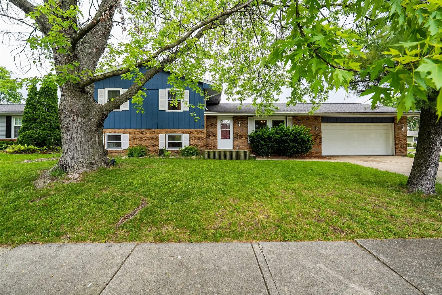220 Arlington Dr photo 1