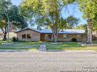 706 S Ashby Dr, Uvalde, TX 78801
