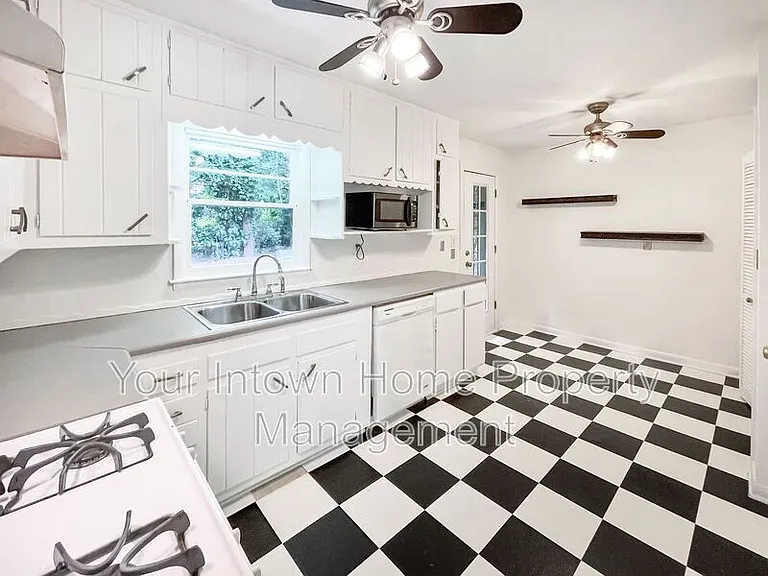 1597 Stanford Way — Photo 9