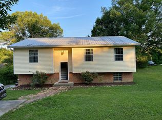 1139 8th St, Etowah, TN 37331