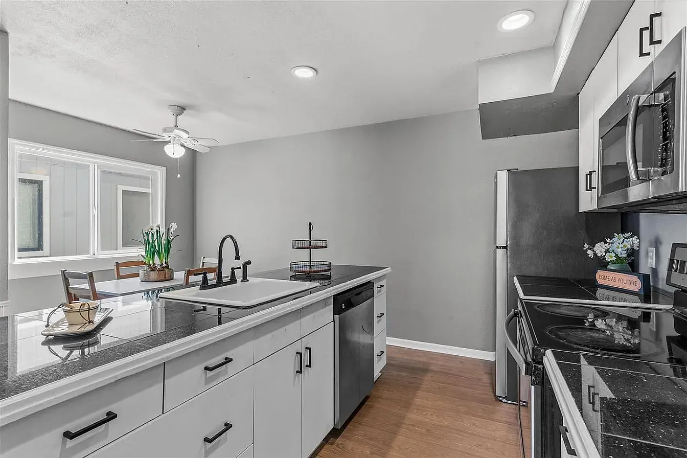 2 bed, 956 sqft, $1,600 — Photo 4