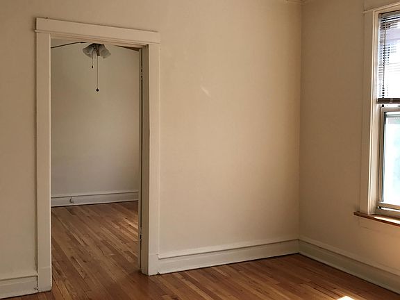 3rd image of 504 W Belden Ave