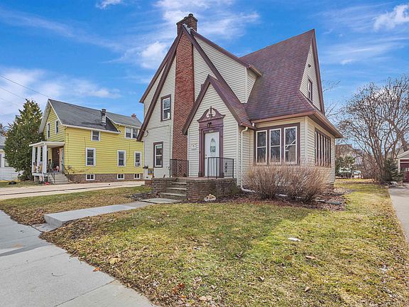 2nd image of 829 Prospect Ave