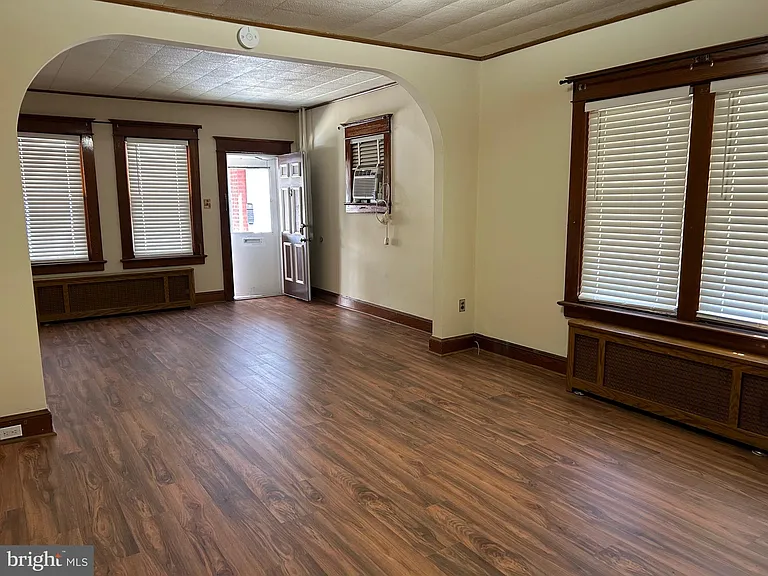 1049 Genesee St — Photo 2