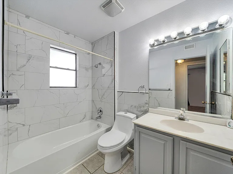 1129 W San Antonio St — Photo 17