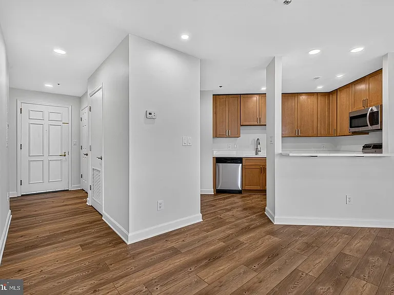 100 Harborview Dr #411 — Photo 7