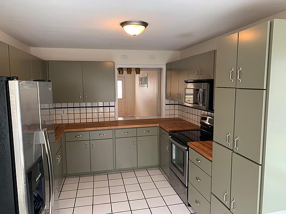 Kitchen: New stainless steel appliances, tons of cabinet storage.