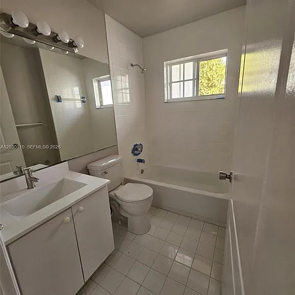 2527 W 76th St #208 — Photo 3