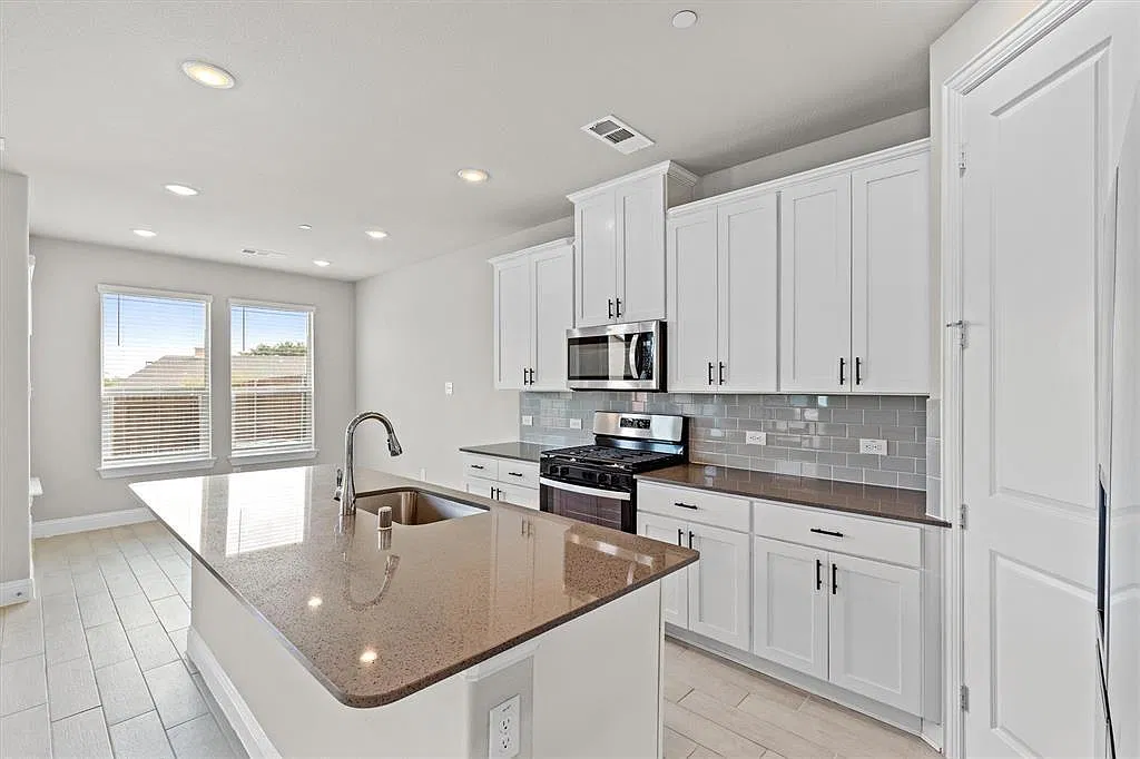 3 bed, 2.5 bath, 2015 sqft, $3,000 — Photo 4