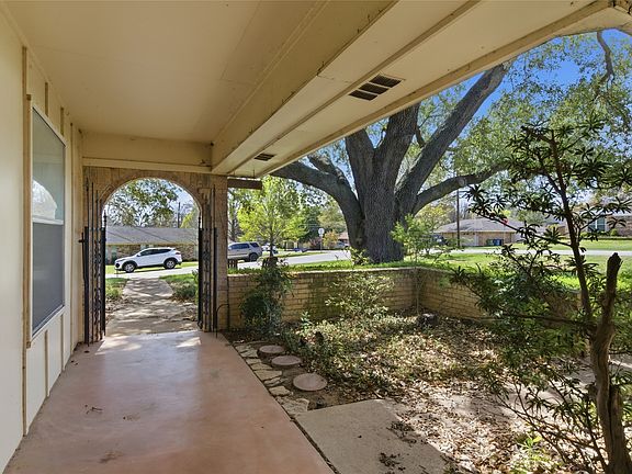 3rd image of 2326 Forest Hills Rd