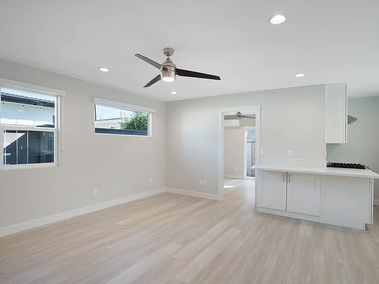1056 1/2 Emory St — Photo 7