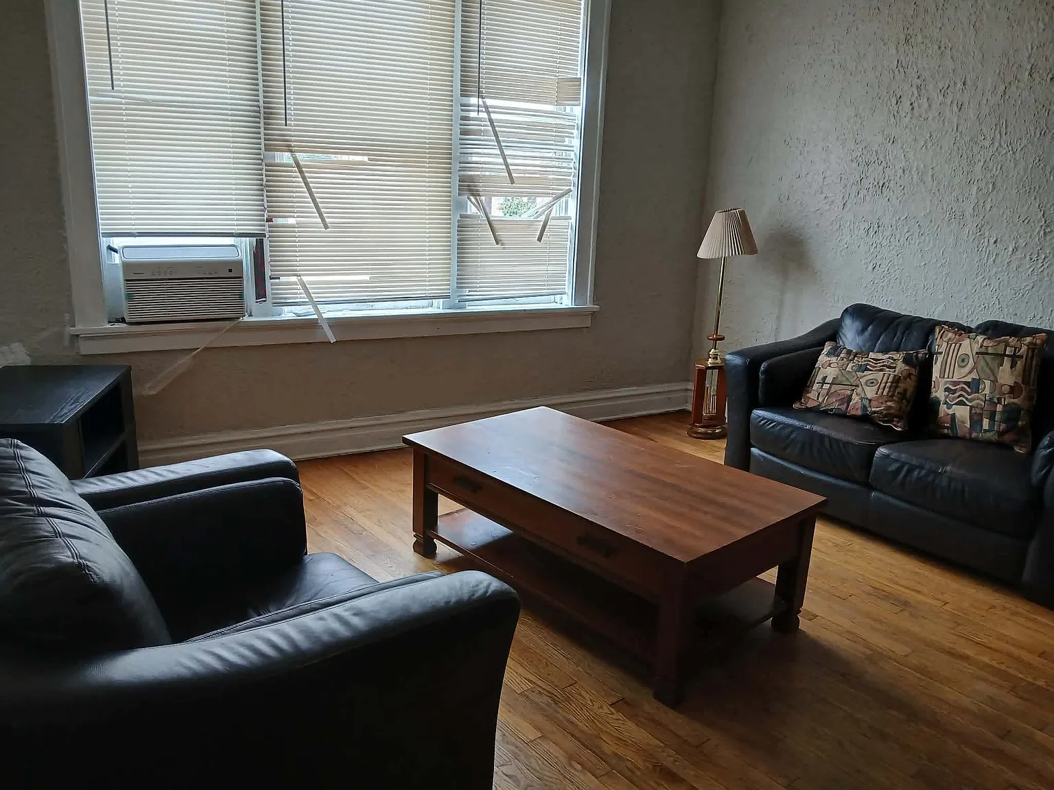 2 bed, 700 sqft, $450 — Photo 2