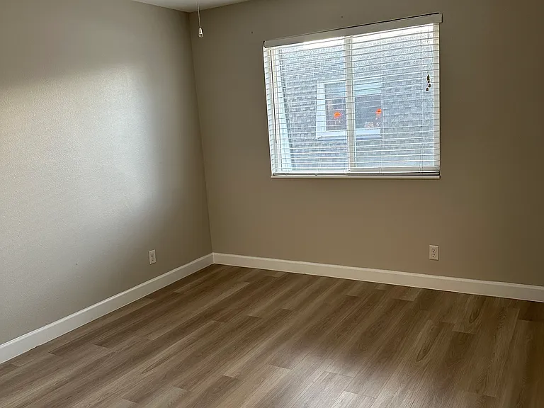 1145 S Oneida St #D — Photo 13